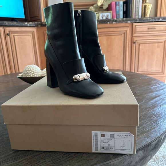 Burberry ankle boots size 40 us 7 lightly worn - Picture 2 of 3